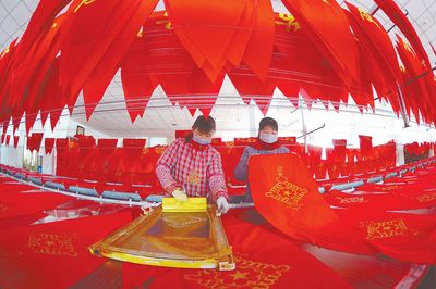 赶制灯笼迎春节