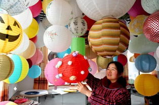 崇阳108位留守妇女抱团制作手工灯笼 出口国外年效益2500万元