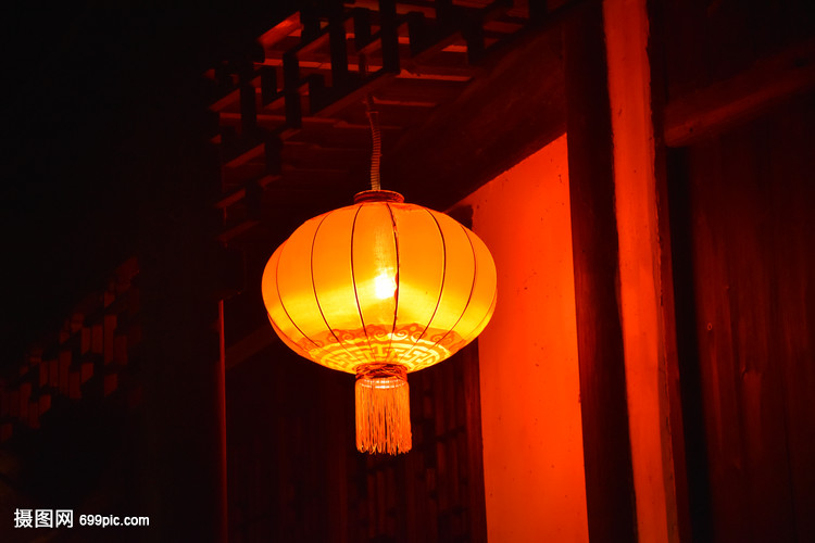 晚上古代建筑门口的灯笼
