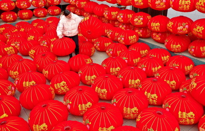 赶制红灯笼 红火迎新年